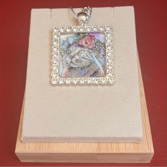 NWT Violet Cottage Pendant Necklace Cat With Floral Crown Silver Tone Faux Pearl - Picture 2 of 7